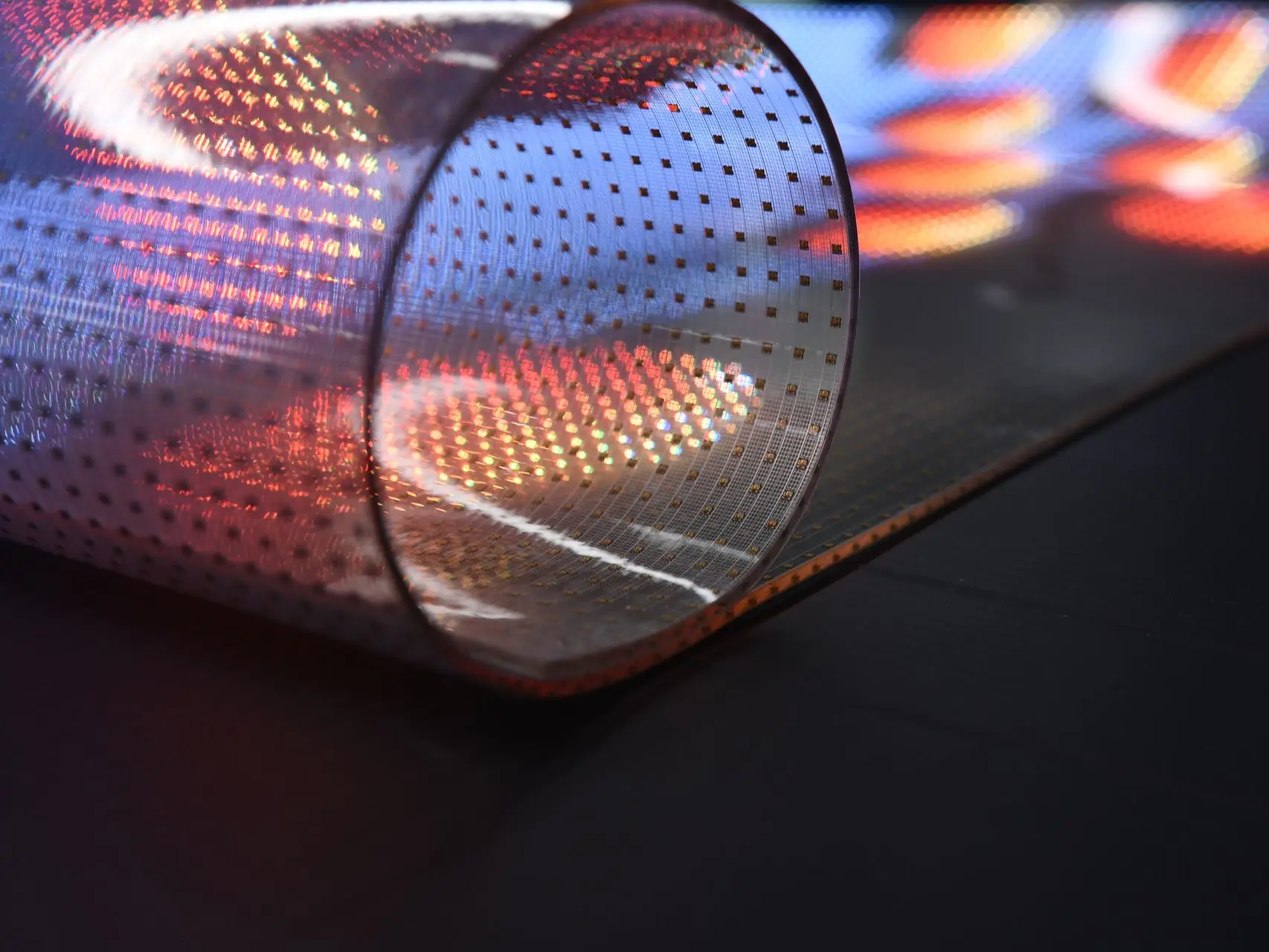 薄膜LED顯示器 Thin-film LED Display，具高透明度與彎曲彈性，適用玻璃櫥窗、展覽空間等應用