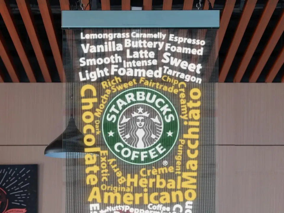 LED光電玻璃 LED Glass Display，整合透明玻璃與顯示技術，適用建築外牆、商業空間動態投影