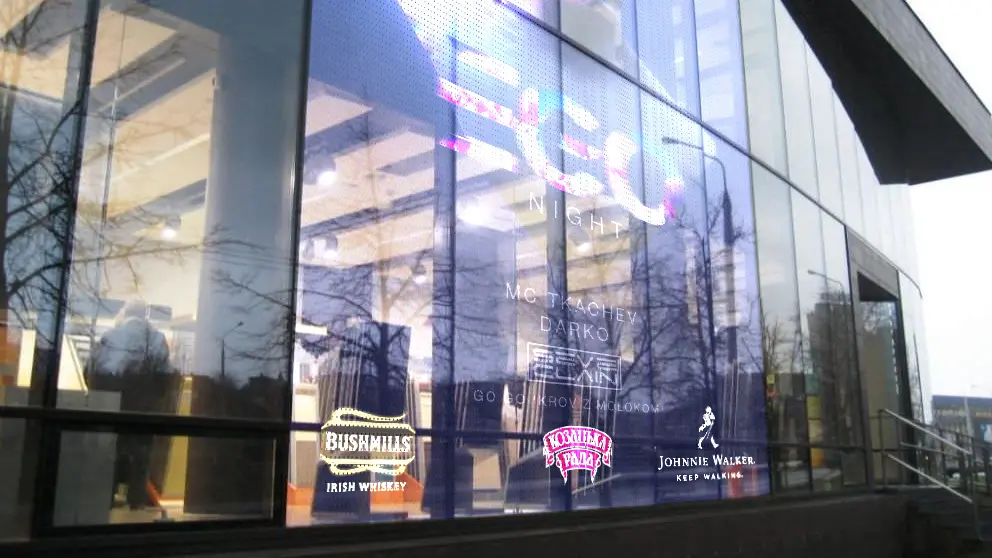 薄膜LED顯示器 Thin-film LED Display，具高透明度與彎曲彈性，適用玻璃櫥窗、展覽空間等應用